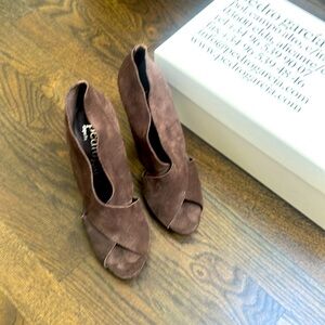 pedro garcía Chocolate Brown Suede Platform Heels
👠 STUNNING👠